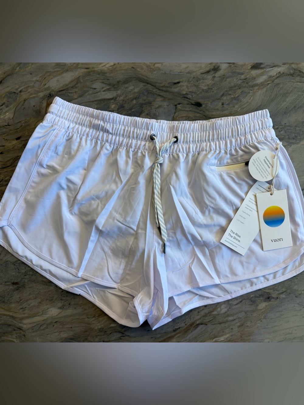 Vuori Clementine Short 2.0 White Womens Large NWT 2.5 Inch Running Shorts